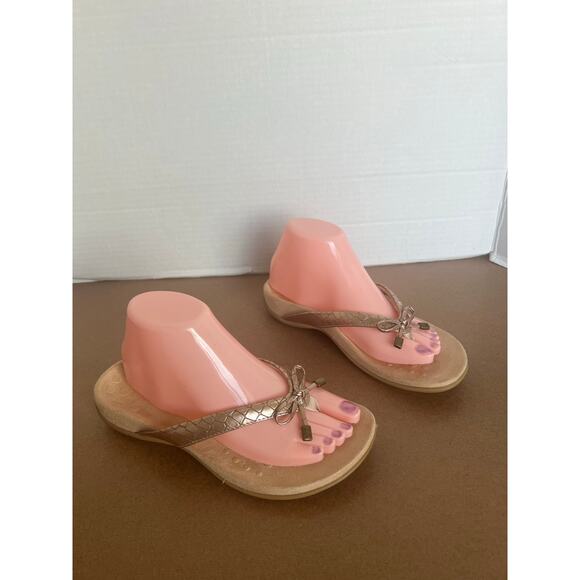 NWOT Vionic Bella Silver Metal Fabric Bow Thong Flip-Flop Comfort Sandals Sz 7 - Picture 2 of 10